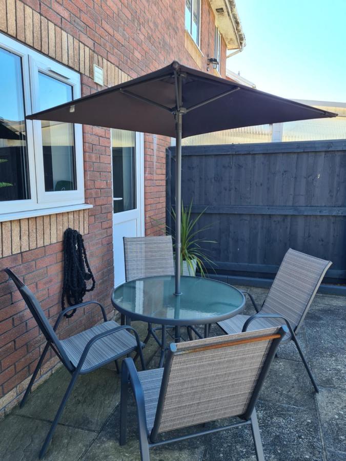 Stunning 2 Bed House Near Coastal Path/Lake/Beach Llanelli Exterior photo
